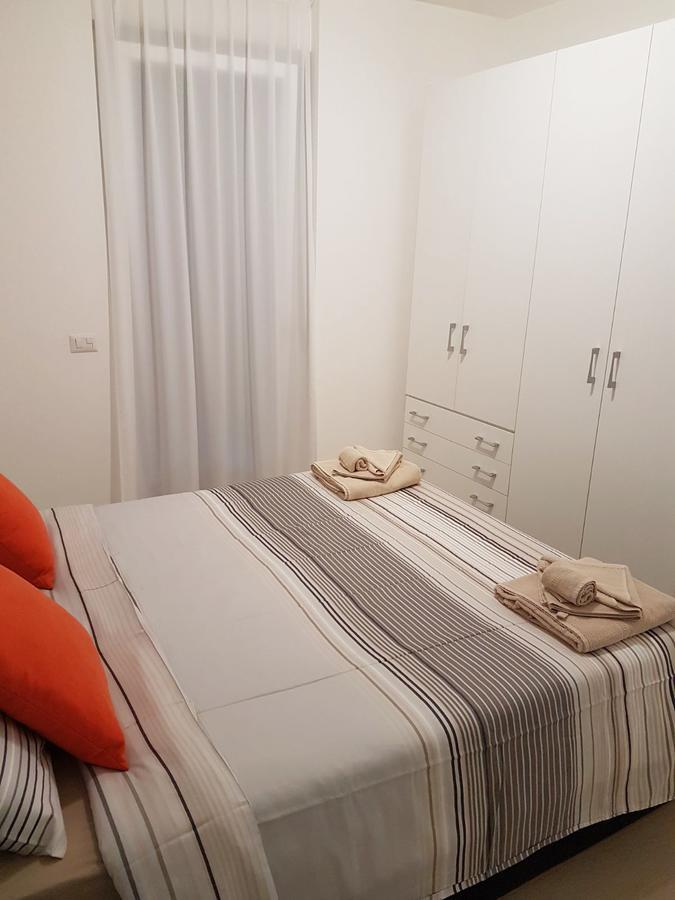 Baia Blu - Luxury Apartments With Pool Cremia Bagian luar foto